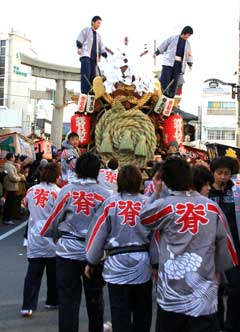 08しめ縄上げ背戸口